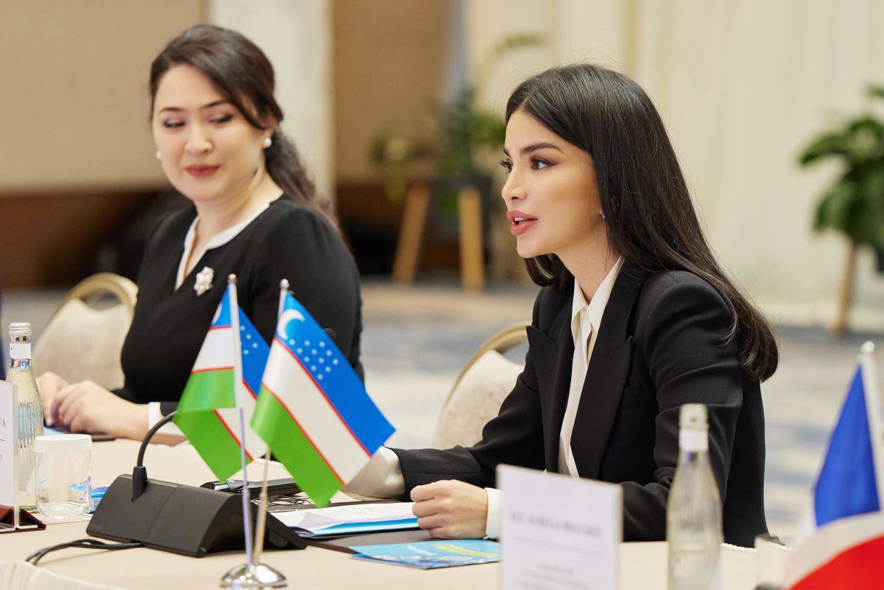 Если мы хотим вырастить умное, достойное, уверенное в себе поколение, нам необходимы две вещи — любовь к родному языку и твёрдое знание иностранных.