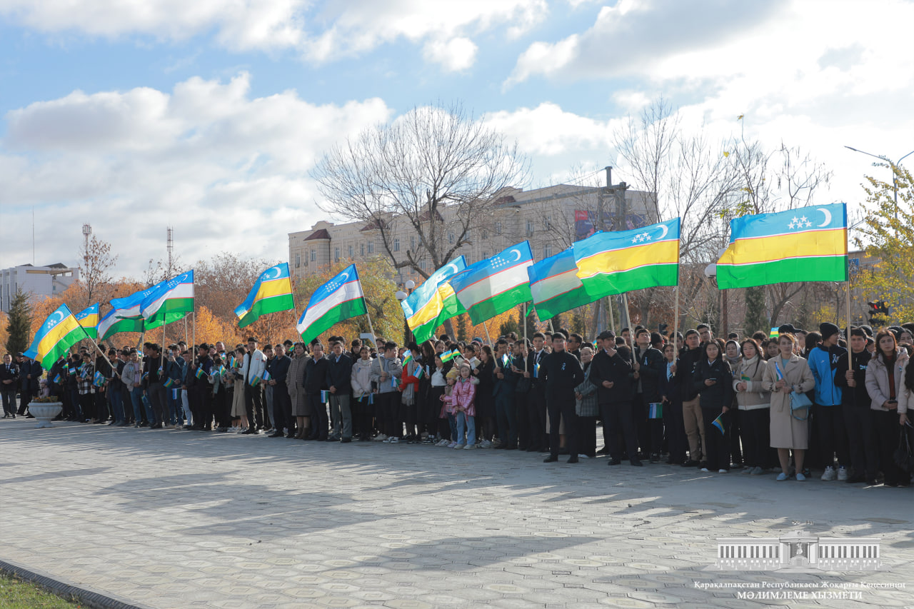 «Ózbekstan Respublikasınıń mámleketlik bayraǵı haqqında»ǵı Nızamı qabıl etilgen kún múnásibeti menen bayram ilajı bolıp ótti