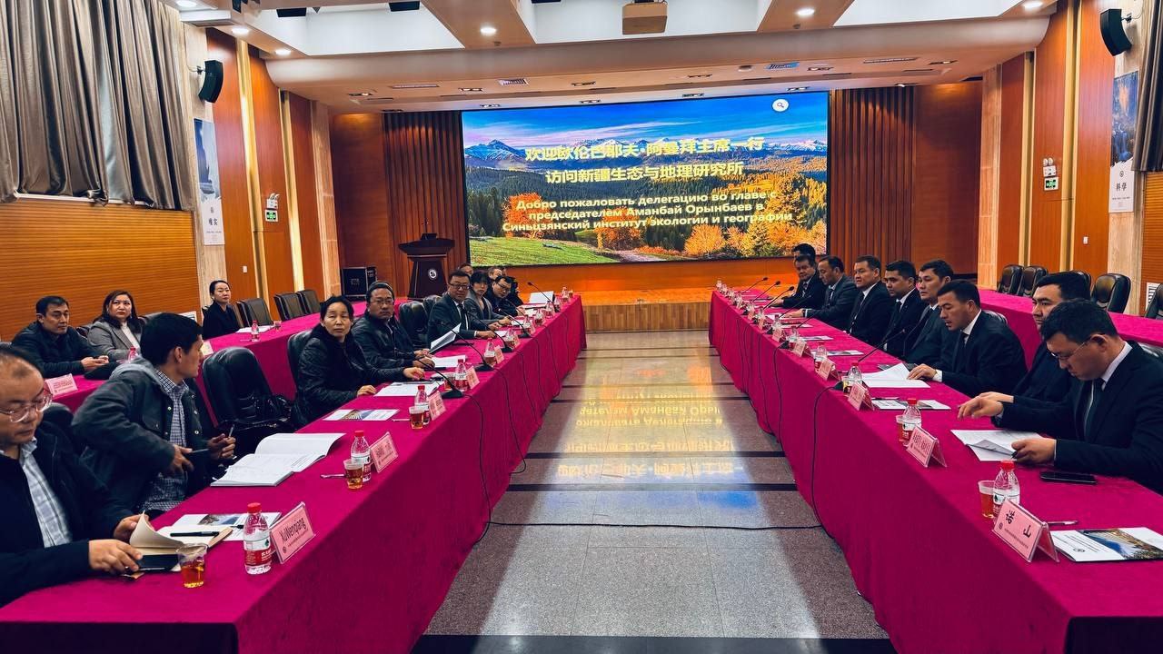 Qıtay Xalıq Respublikasında bolıp turǵan Qaraqalpaqstan delegaciyası Shinjon ekologiya hám geografiya institutında bolıp, institut direktorı CHjan Yuanmin menen ushırastı