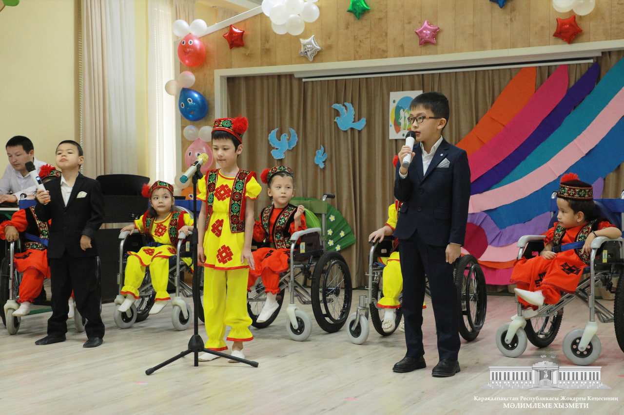 Joqarǵı Keńes Baslıǵı «Imkon» shólkemindegi balalardı qutlıqladı