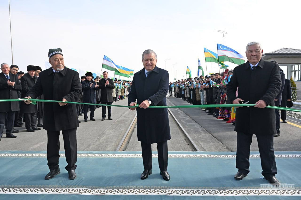 Prezident Shavkat Mirziyoev Xorazm viloyatiga kelgach, dastlab Qoraqalpog'istonning Amudaryo tumaniga borib, Amudaryodagi yangi koprikning ochilish marosimida ishtirok etdi.