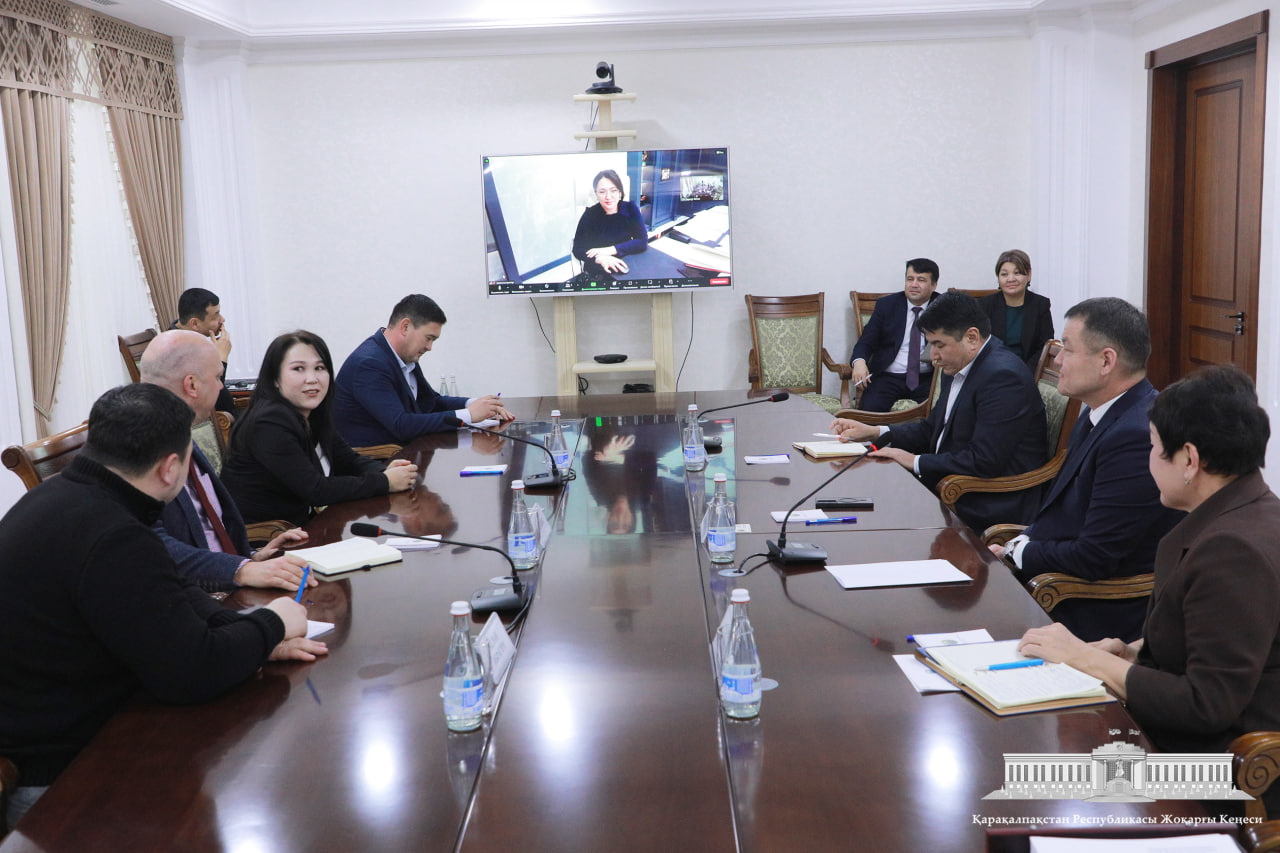 Qoraqalpog'iston Respublikasi Jo‘qorg'i Kengesining Raisi Amanbay Orinbaev Kembridj xalqaro eksperti Stiv King bilan uchrashdi