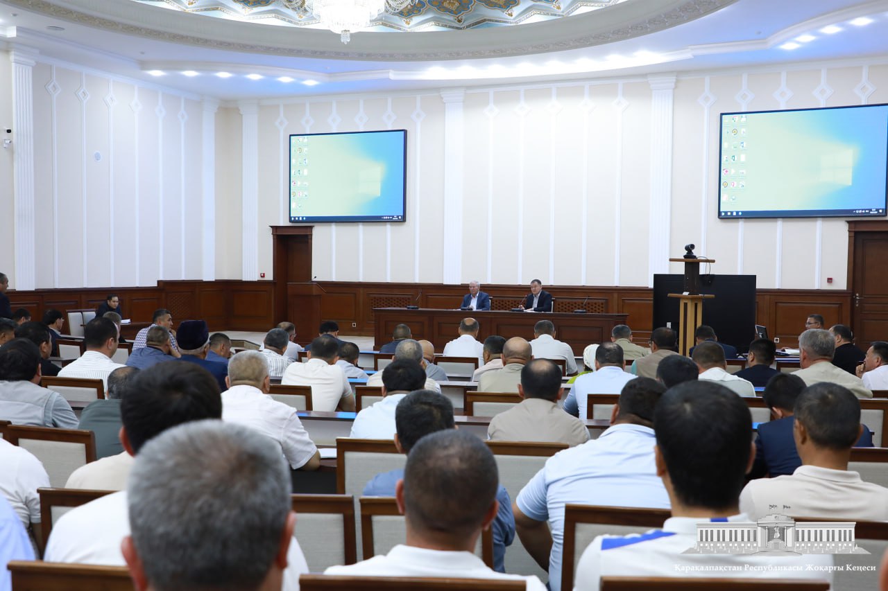 Қарақалпақстан Республикасы Жоқарғы Кеңесиниң Баслығы Аманбай Орынбаев республикамыздағы бир қатар фермер хожалықлары басшылары менен ушырасты