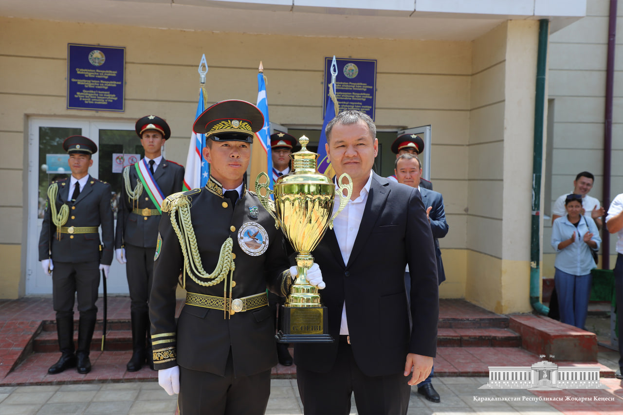 Жоқарғы Кеңес Баслығы “Ватанпарвар” әскерий-спорт жарысы жеңимпазлары менен ушырасты