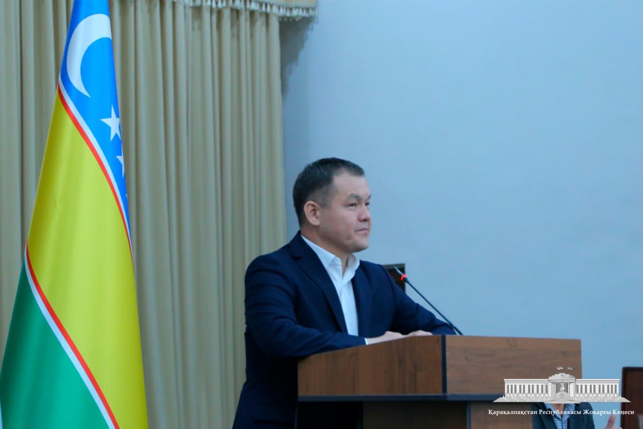 Жоқарғы Кеңес Баслығы Шоманай районындағы мектеп питкериўшилери менен ушырасты