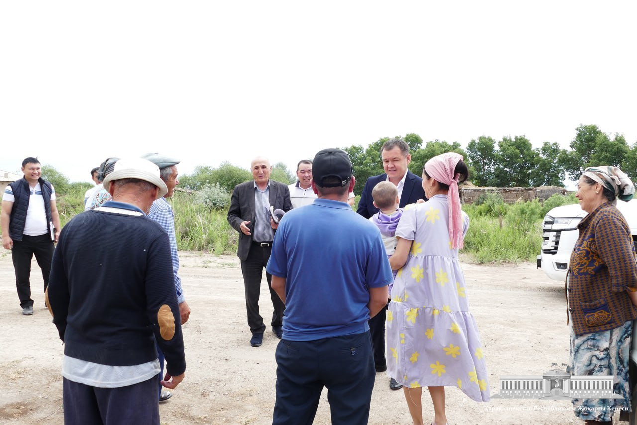 Жоқарғы Кеңес Баслығы Шоманай районындағы мүрәжатлар шешиминиң тәмийинлениўи бойынша пуқаралар менен жақыннан сәўбетлести