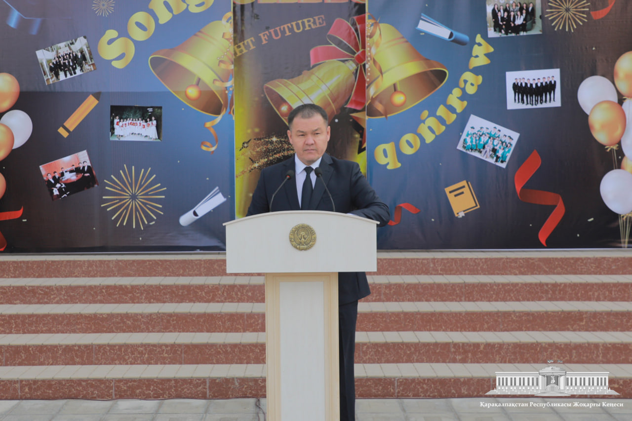 Жоқарғы Кеңес Баслығы мектеп питкериўшилерин қутлықлады