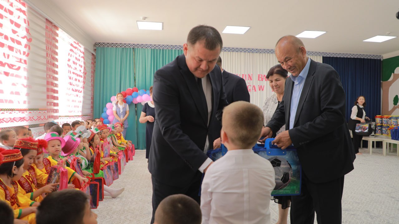 Жоқарғы Кеңес Баслығы Нөкис қаласындағы 48-санлы мәмлекетлик мектепке шекемги билимлендириў шөлкеминдеги балаларды байрам мүнәсибети менен қутлықлады