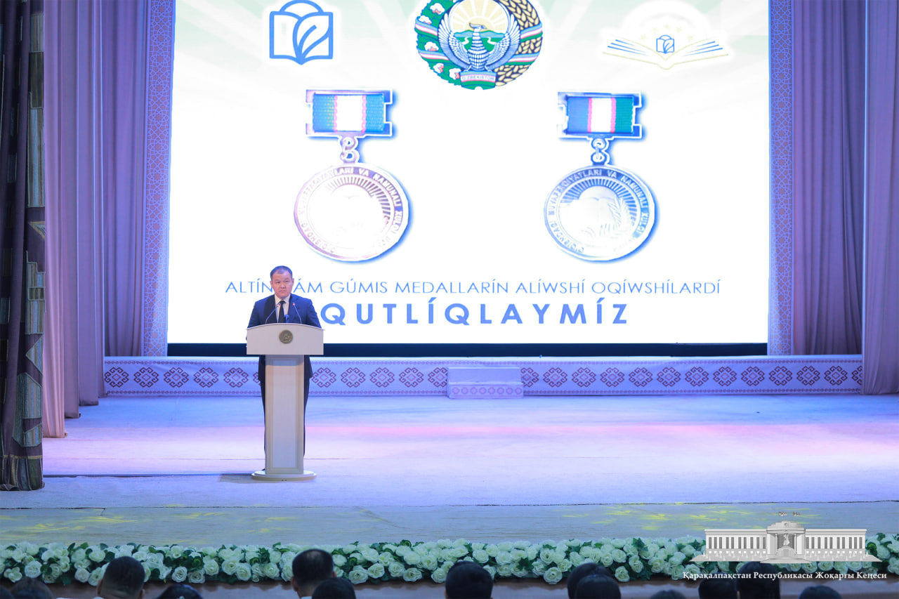 Питкериўши жасларға салтанатлы түрде медальлар тапсырылды