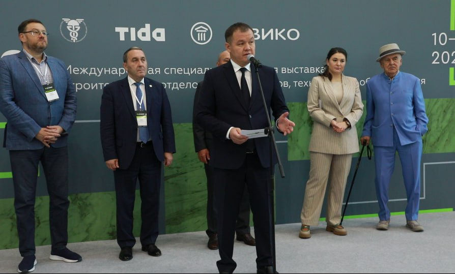 Казань қаласында болып турған Жоқарғы Кеңес Баслығы басшылығындағы делегация Казань Экспо халықаралық көргизбе комплексинде Қурылыс ҳәм пардозлаў материаллары технологиялары ҳәм үскенелериниң халықаралық қәнигелестирилген көргизбесинде қатнасты.