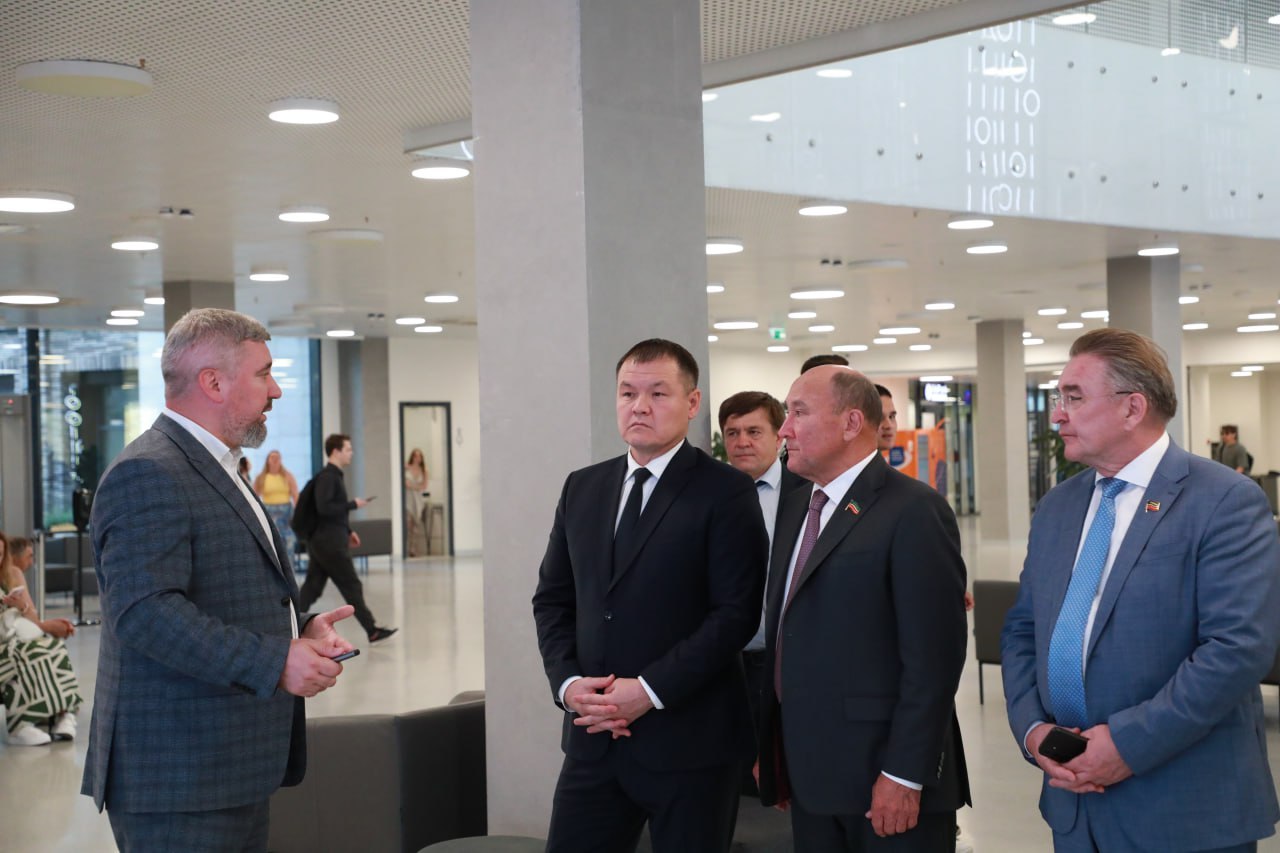 Республикамыз делегациясы Татарстандағы ири ислеп шығарыў ҳәм хызмет көрсетиў орынлары жумысы менен жақыннан танысты