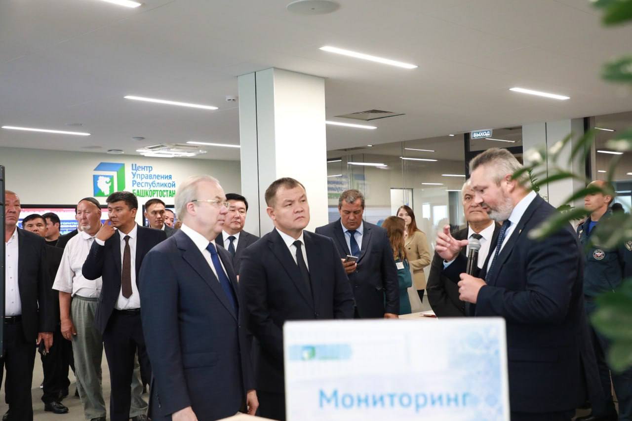 Жоқарғы Кеңес Баслығы басшылығында исбилерменлер ҳәм тийисли жуўапкерлерден ибарат делегация Башқуртстан Республикасына сапар шеңберинде Уфа қаласында жайласқан санаат ҳәм хызмет көрсетиў орынлары жумыслары менен жақыннан танысты.