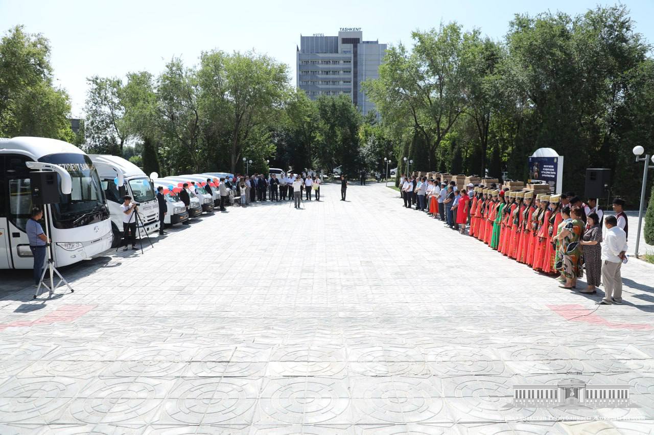 «Айқулаш» ансамблига автобус ва маданият бўлимларига транспортлар топширилди