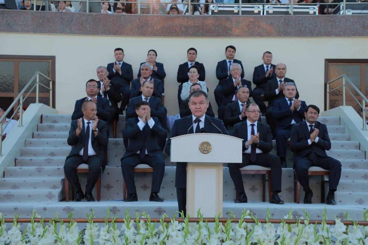 Пайтахтымыз Нөкис қаласындағы орайлық Амфитеатрда елимиз ғәрезсизлигиниң отыз үш жыллығына бағышланған «Бир болсақ – бир халықпыз, бирлессек –Ўатанбыз!» деген идея астында байрам салтанаты болып өтпекте.