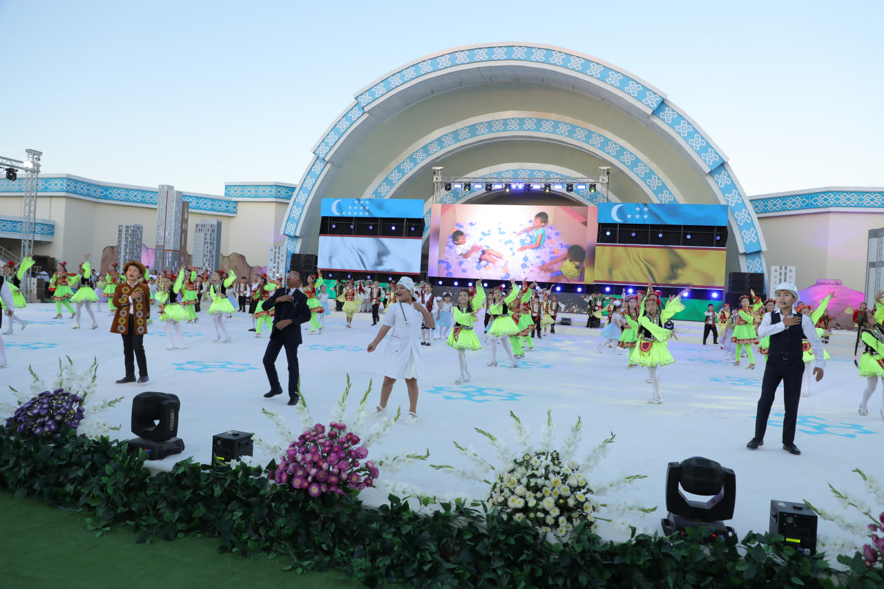 Пайтахтымыз Нөкис қаласындағы орайлық Амфитеатрда елимиз ғәрезсизлигиниң отыз үш жыллығына бағышланған «Бир болсақ – бир халықпыз, бирлессек –Ўатанбыз!» деген идея астында өткерилип атырған байрам салтанатынан фоторепортаж.