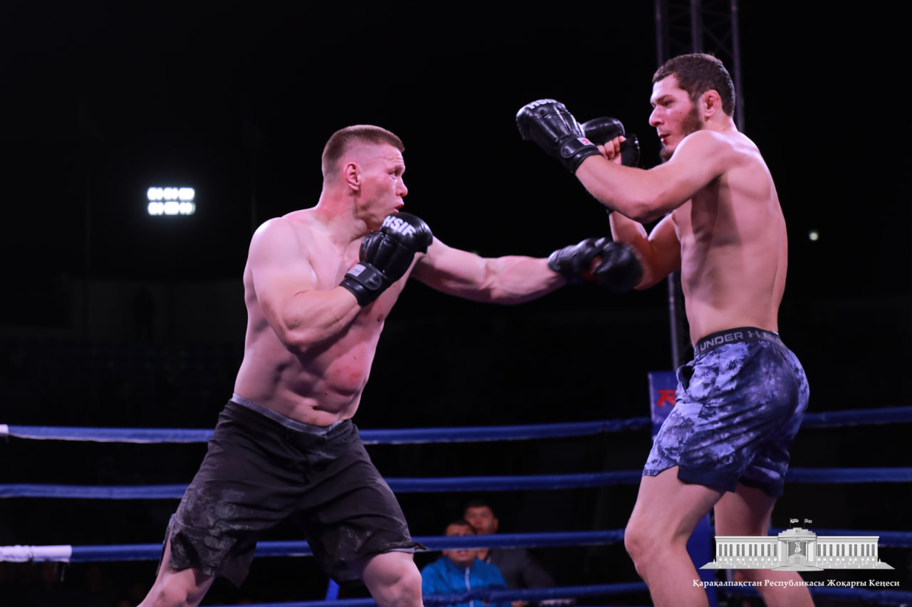 Бүгин Нөкис қаласындағы орайлық амфитеатрда Қол урысының R1 жѳнелиси бойынша Профессионал спортшылар арасында «Аралбойы кубогы» халықаралық турнири жарыслары болып өтти.