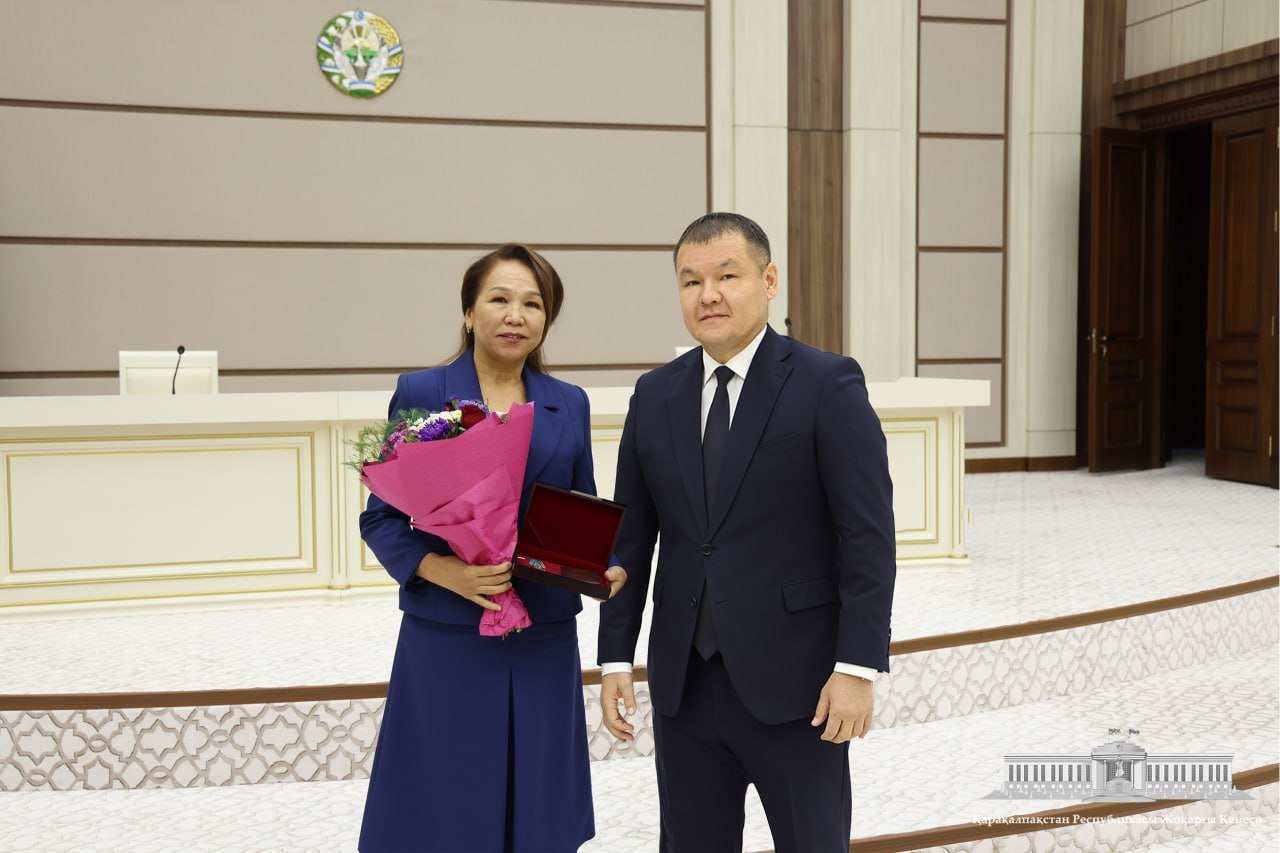 Муғаллимлер ҳәм устазлар күни мүнәсибети менен бир топар ўатанласларымыз сыйлықланды