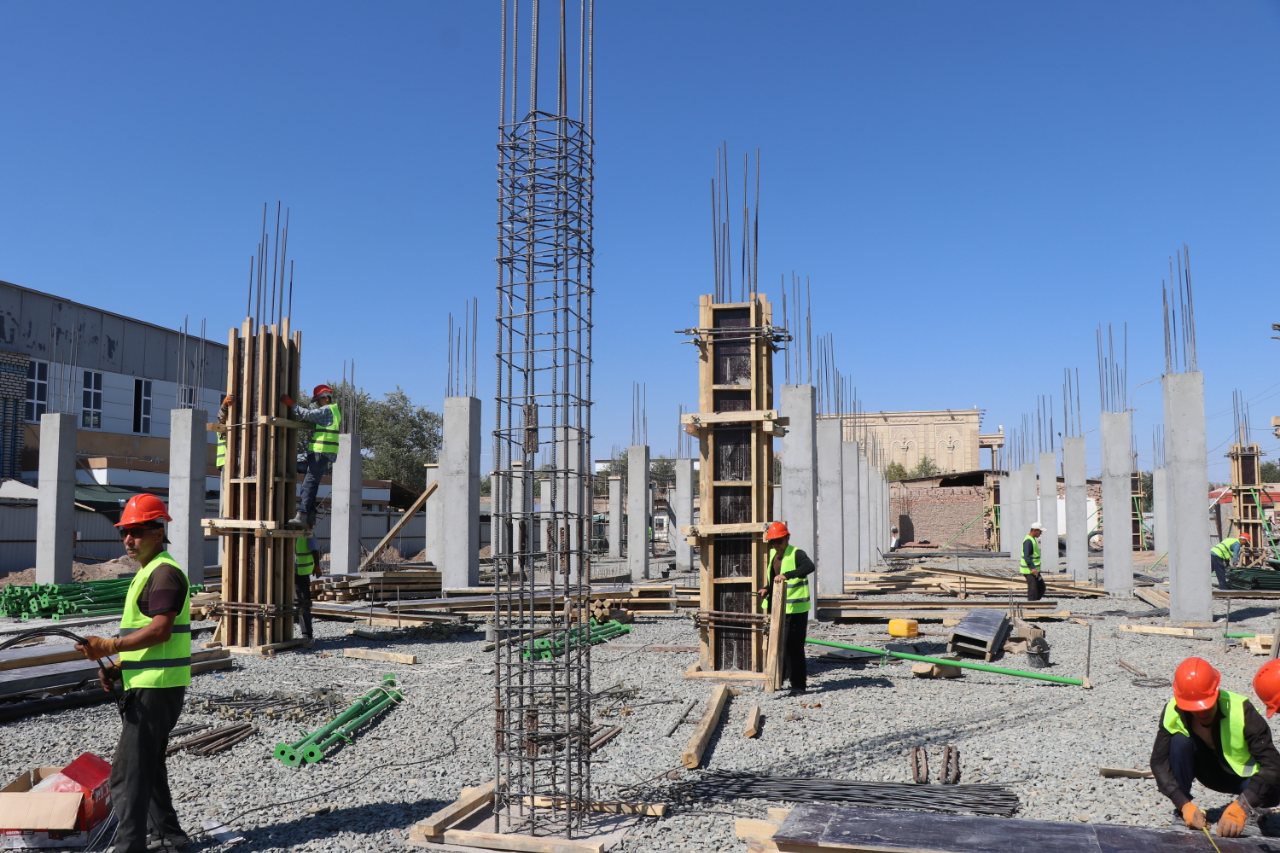 Жоқарғы Кеңес Баслығы Шымбай дийқан базары аймағында жаңадан қурылып атырған саўда комплекси қурылыс жумысларын барып көрди