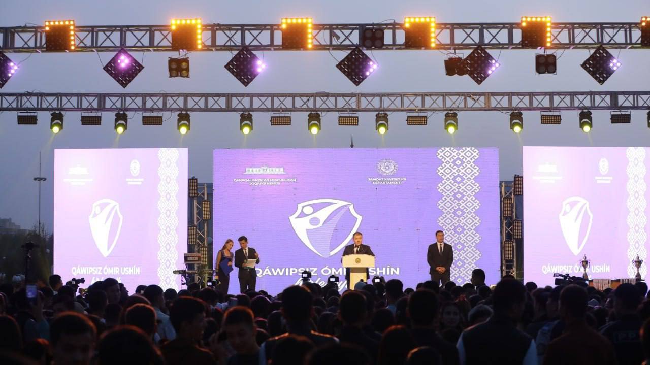 «Қәўипсиз өмир ушын бирлесейик» сүрени астында жаслар фестивалының ашылыў салтанаты өткерилди