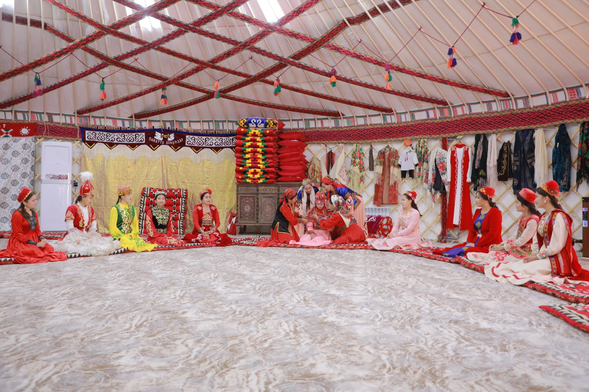 Этно-туристлик комлпекс ашылыўы мүнәсибети менен жаслар фестивалы болып өтти