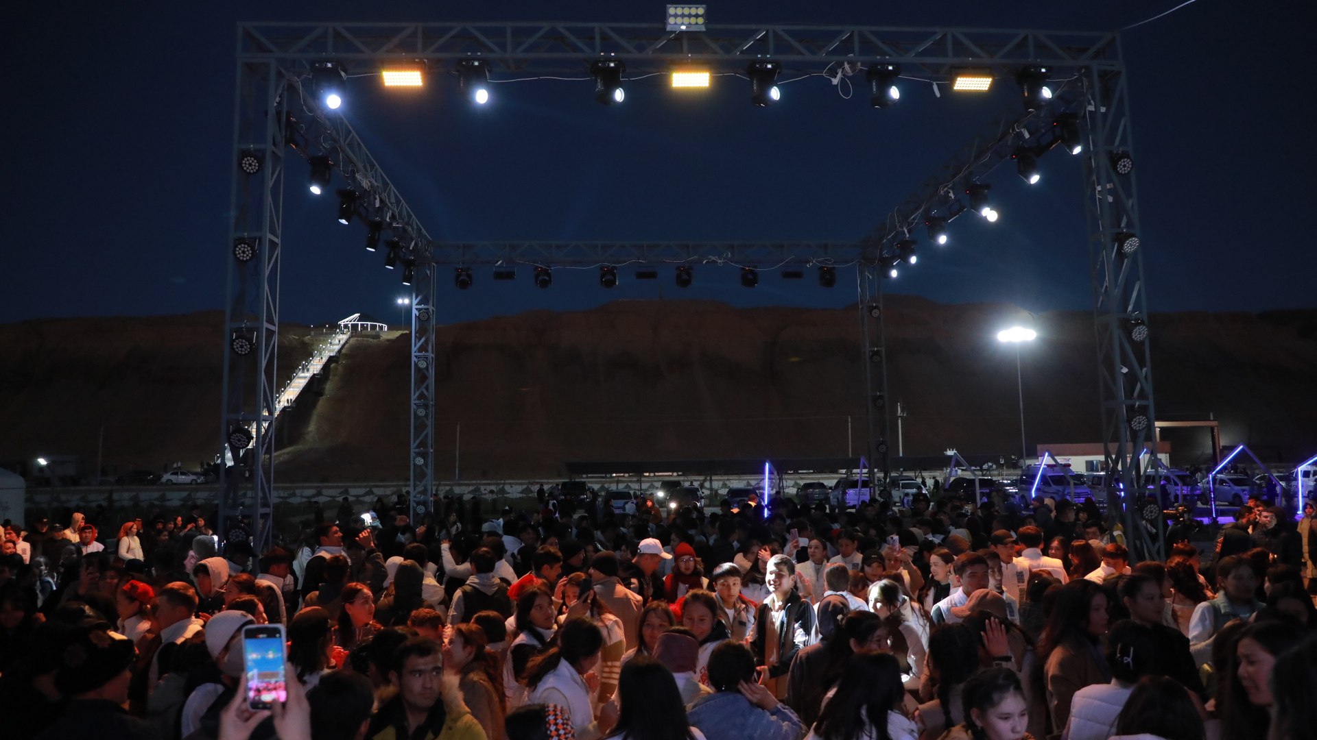 «Қаратерең» этно-туристлик комплексиниң ашылыўы мүнәсибети менен өткерилген жаслар фестивалы концерт бағдарламасы менен даўам етти.