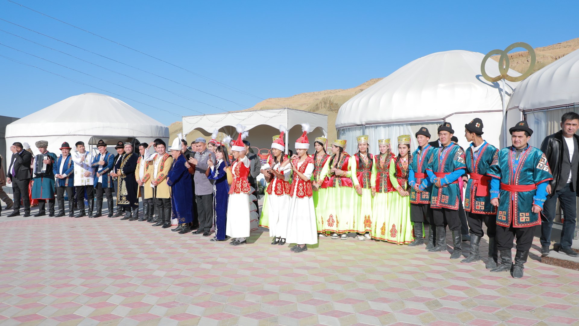 Bundan so‘ng, turli millat vakillarining milliy urf-odat va an’analari mujassamlashtirilgan teatrlashtirilgan kompozitsiyalar yig'ilganlar e’tiboriga havola etildi.