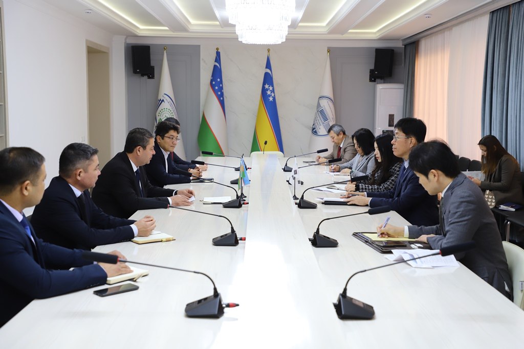 Koreya Respublikasınıń Elshisi Nókis mámleketlik pedagogikalıq institutına keldi