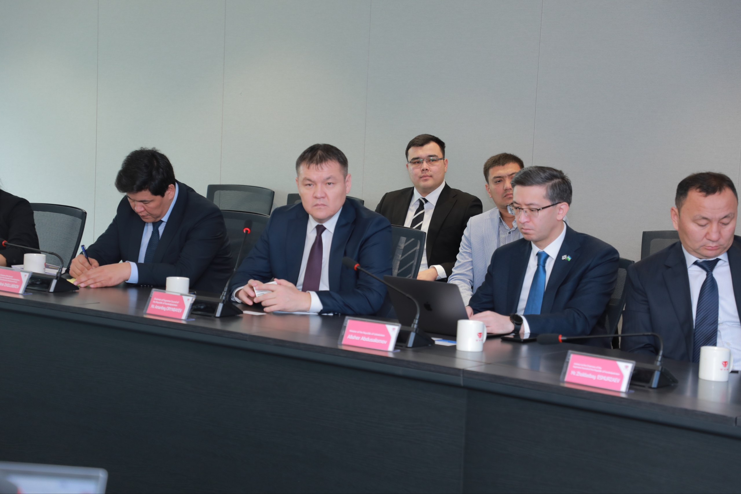 Koreya mámleketindegi kompaniyalar menen áhmiyetli máseleler dodalandı