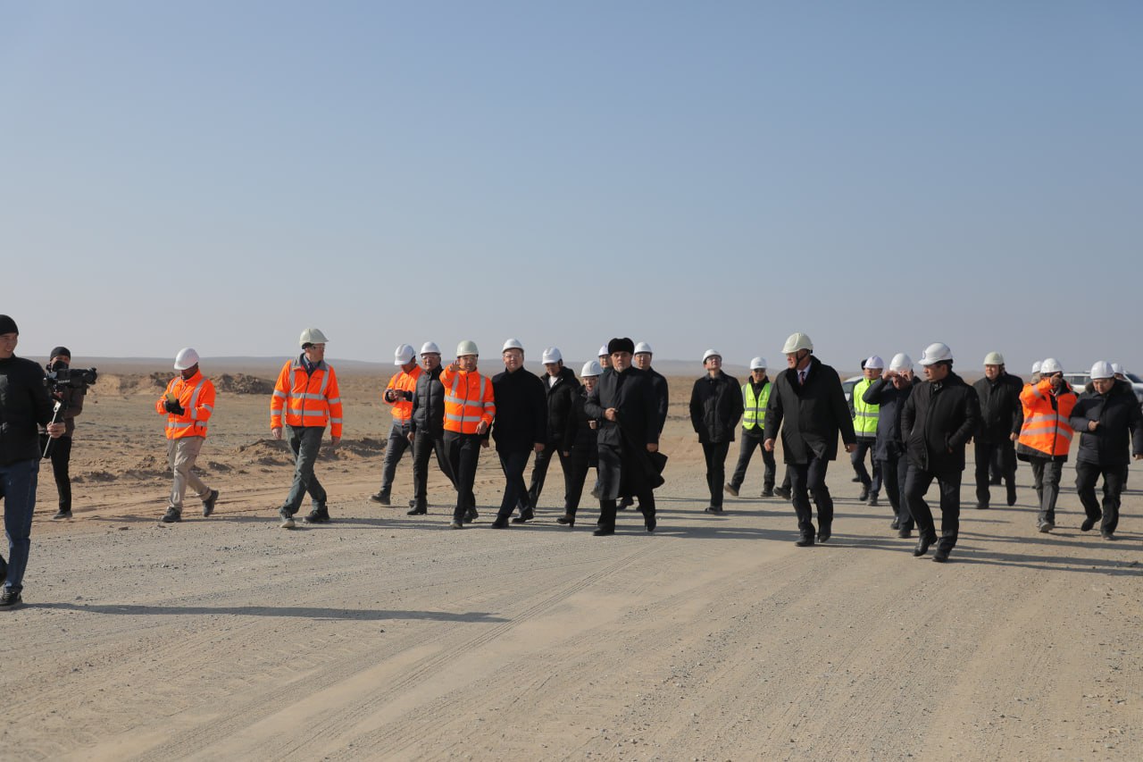 Qaraqalpaqstanda dáslepki samal elektr stanciyası turbinaları boy tikledi
