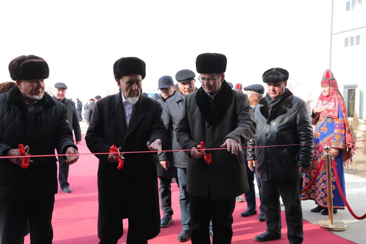 Seminar sheńberinde qatnasıwshılar rayondaǵı «Jayxun» APJdaǵı «Nukus Dilisha» JShJ tárepinen iske túsirilgen «Un islep shıǵarıw» joybarınıń ashılıw máresiminde qatnastı.