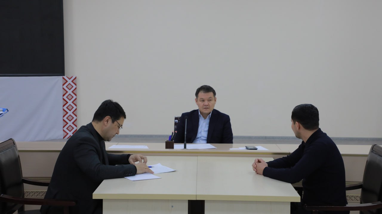 Jo‘qorg'i Kenges Raisi Bo‘zatov, Taxiatosh va Nukus tumanlaridagi tadbirkorlar bilan uchrashdi